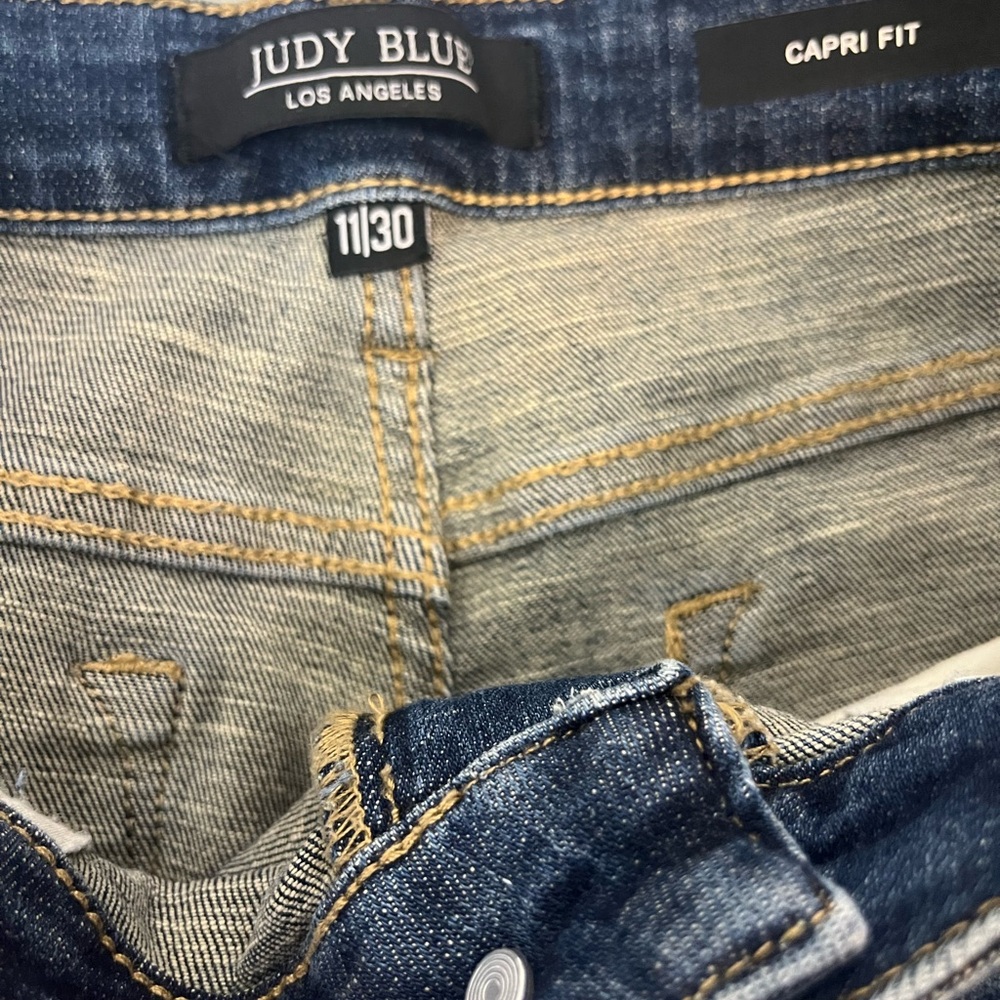 Judy Blue Capri Jeans Distressed Stretch Denim Size 11/30 Mid Rise - Picture 4 of 5